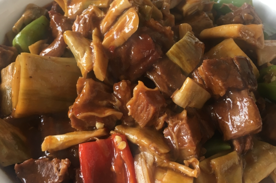  p>干笋烧牛肉是一道 a href="#" data-lemmaid="8333002">独具 /a> a