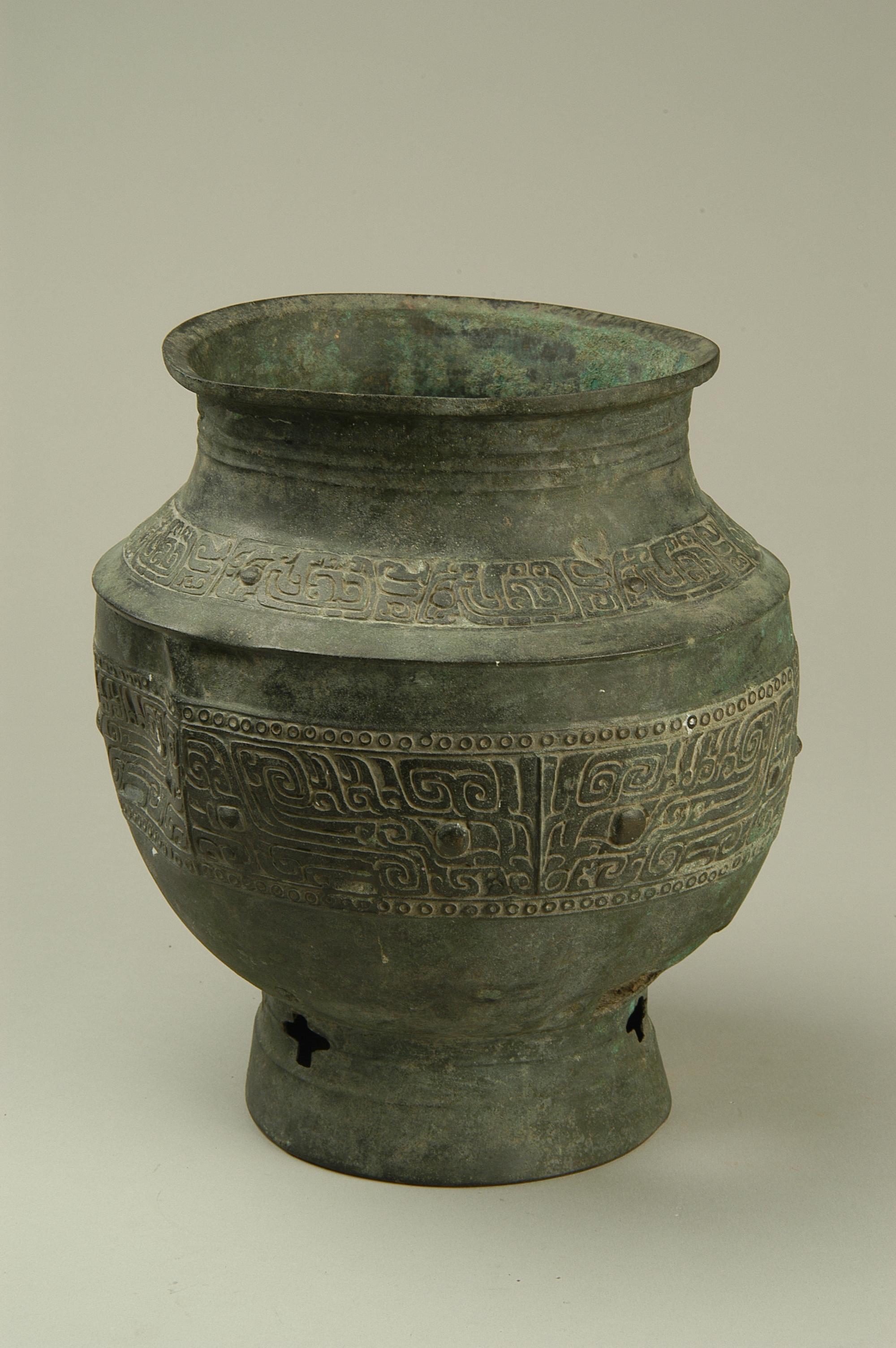  p>此展品为商代的金属器,罍口折沿外侈,颈部饰三周凸弦纹,肩部饰夔龙