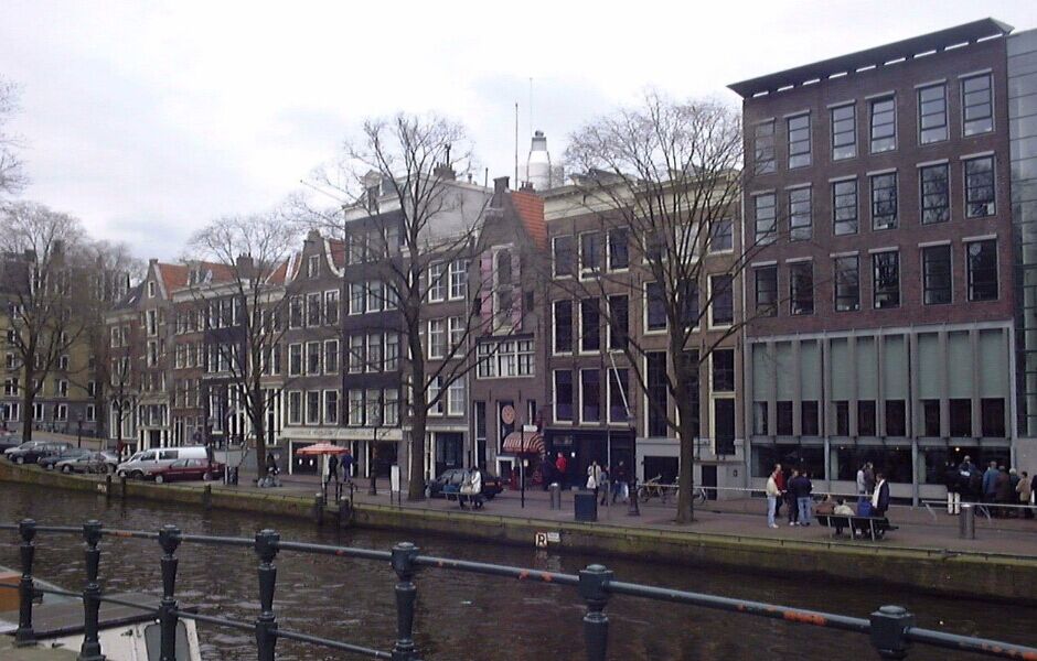  p>安妮·弗兰克故居是阿姆斯特丹著名的博物馆,原是两个犹太家庭