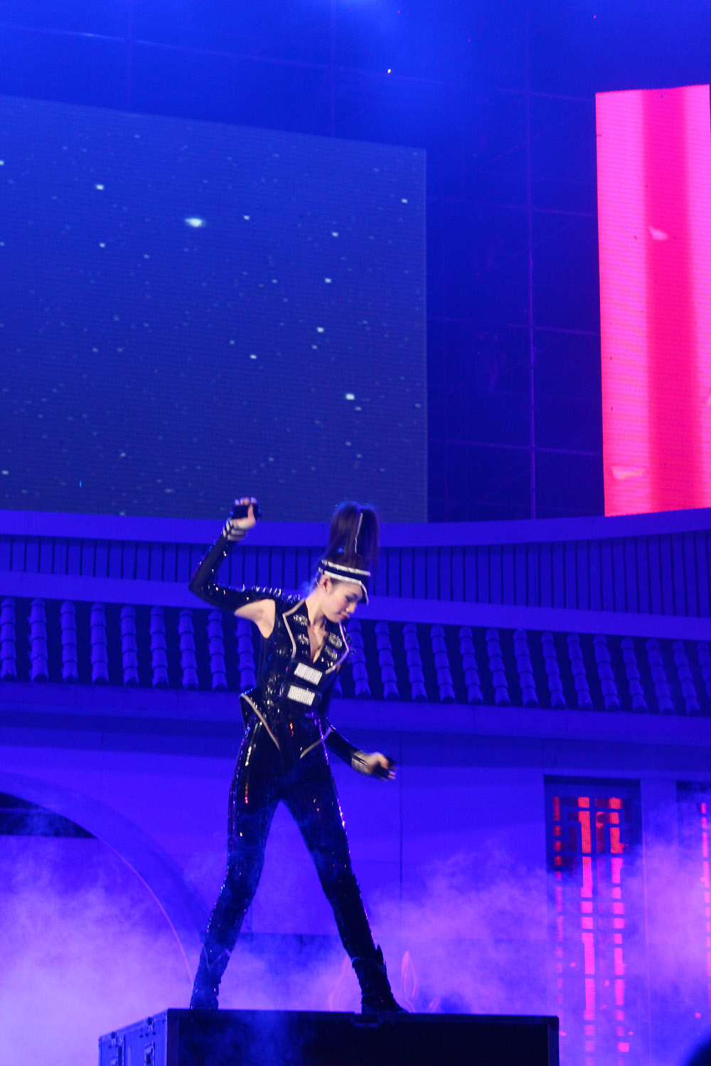  p>邓雯心,女,歌手,演员,广东韶关人,中国激光舞舞王,央视春晚激光舞