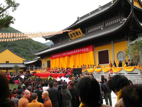  p>阿育王寺,位于宁波市 a target="_blank" href="/item/鄞州区">