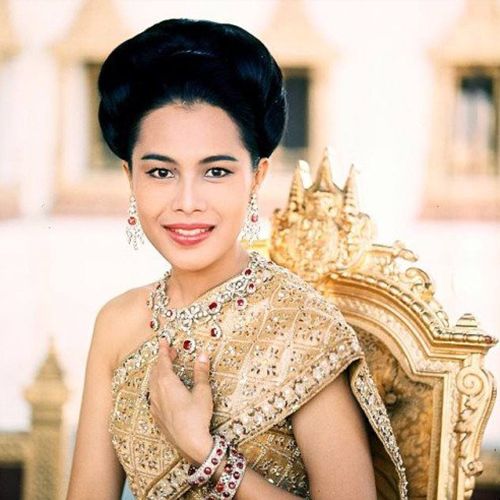 泰国新王妃入宫86天被废，而她的婆婆出轨保镖，仍被国王专宠一生_百科TA说