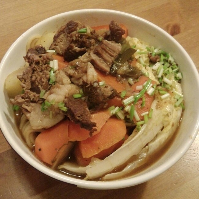  p>往羊肉汤里放胡萝卜,土豆,煮熟后,放些想吃的青菜.