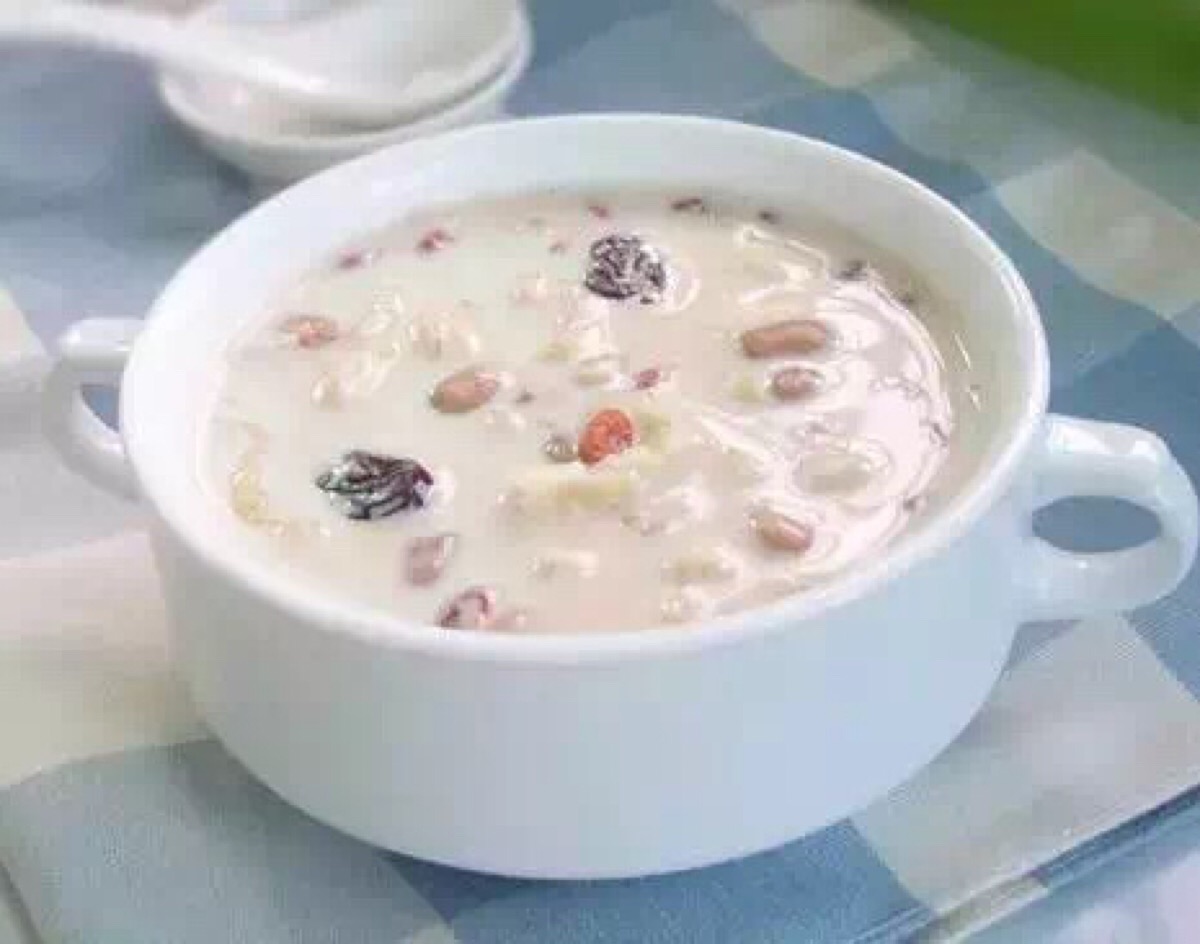 牛奶枸杞焖银耳