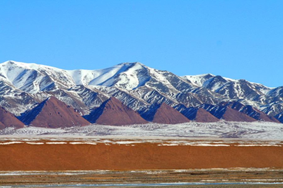 断层崖被冲沟或溪谷切割而成的三角形陡崖,是一种典型的断层三角面