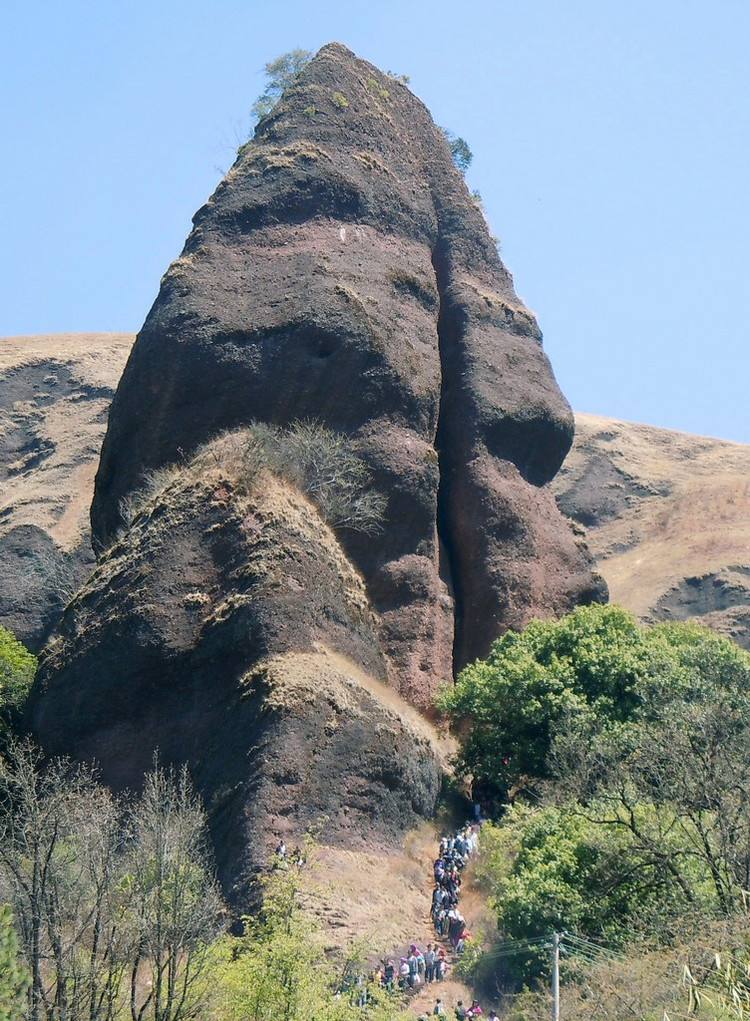  p data-id="uc3d7f1gi6bk">公母山又名连理山,莲花山,位于县城西南5