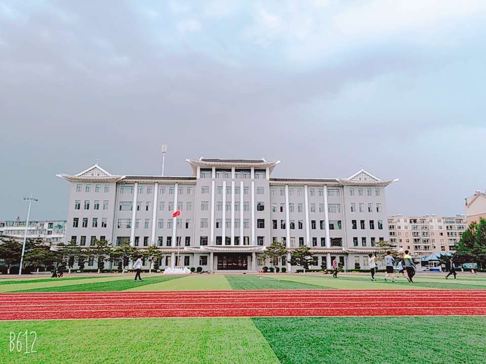  p>延吉市第十三中学位于美丽的布尔哈通河畔,始建于1982年,学校占地