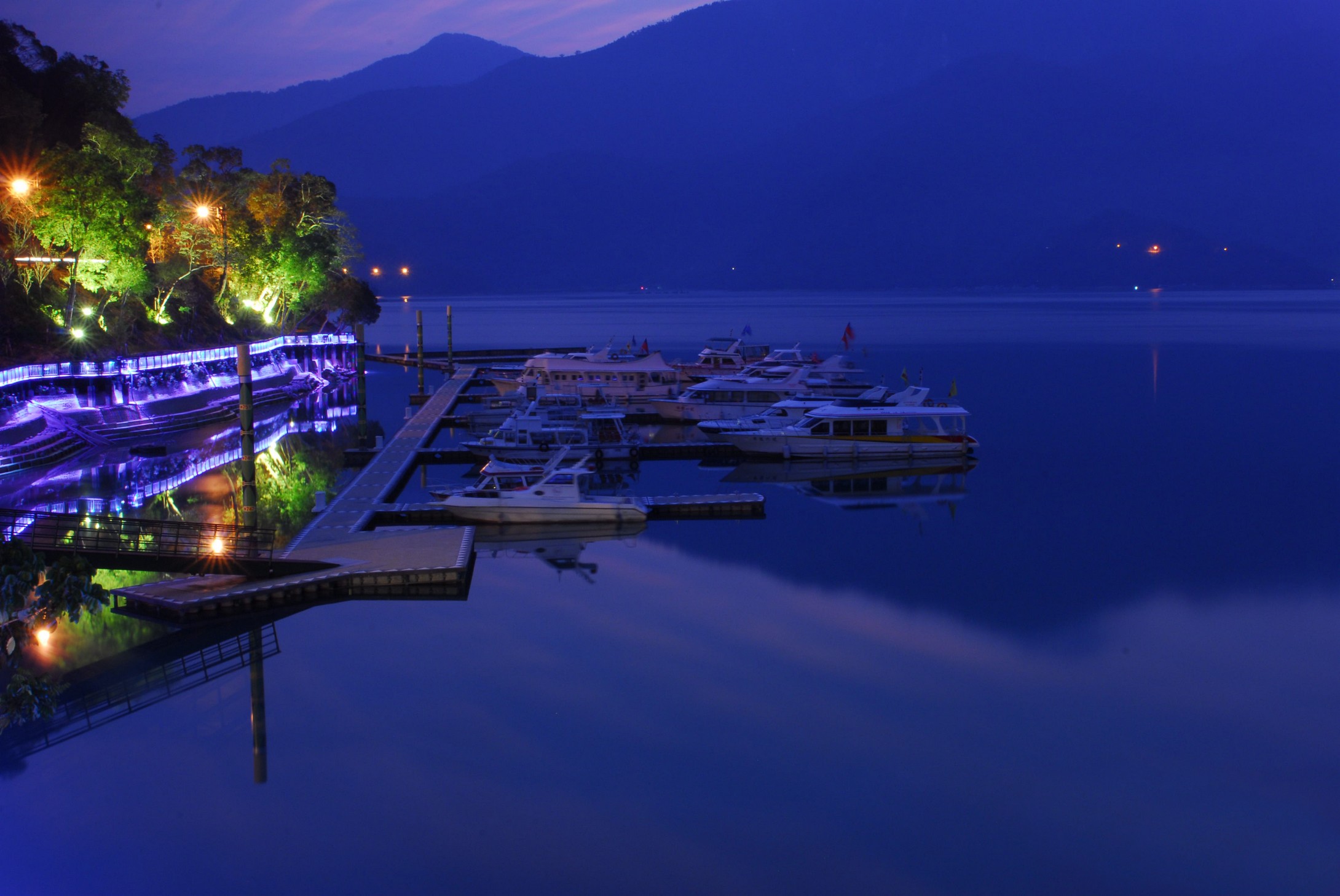  p>日月潭位于 a target="_blank" href="/item/中国/22516505" data