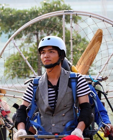  /p> p>2004年,张峰奇出道.