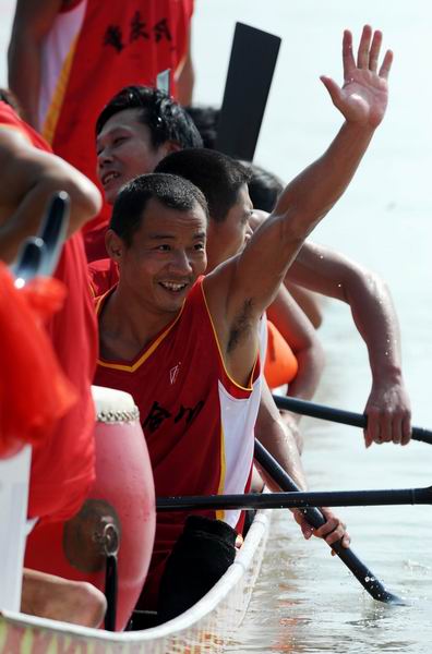 人体重心从蹬脚板上用力蹬腿迅速后移,手臂与背肌同时间后用力牵拉.