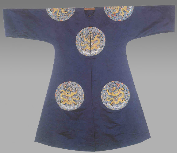 j">清石青缎团龙袍的形式为圆领,对襟,阔袖直身褂,以石青色素缎作面料