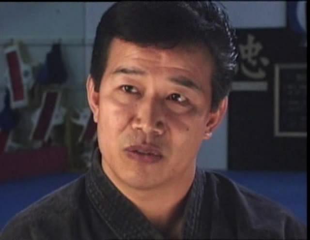  p>谭道良以一招"壁虎功"名震影坛,兼有腿王之称.