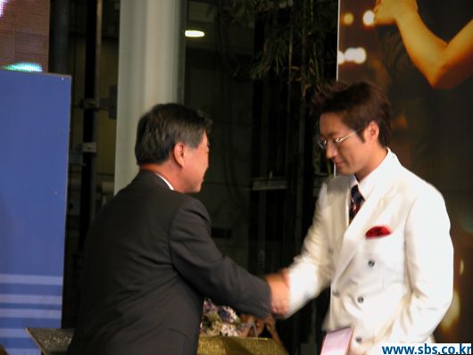 浪漫爱情情景剧,由 a target="_blank" href="/item/朴信阳/283081"