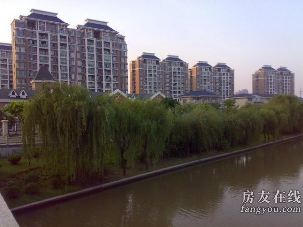 p>该案位于别墅区世纪公园边,临近联洋社区,环境幽雅,小区容积率低