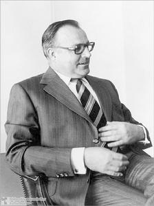  p>赫尔穆特·科尔(helmut kohl,1930年4月3日—2017年6月16日),生于