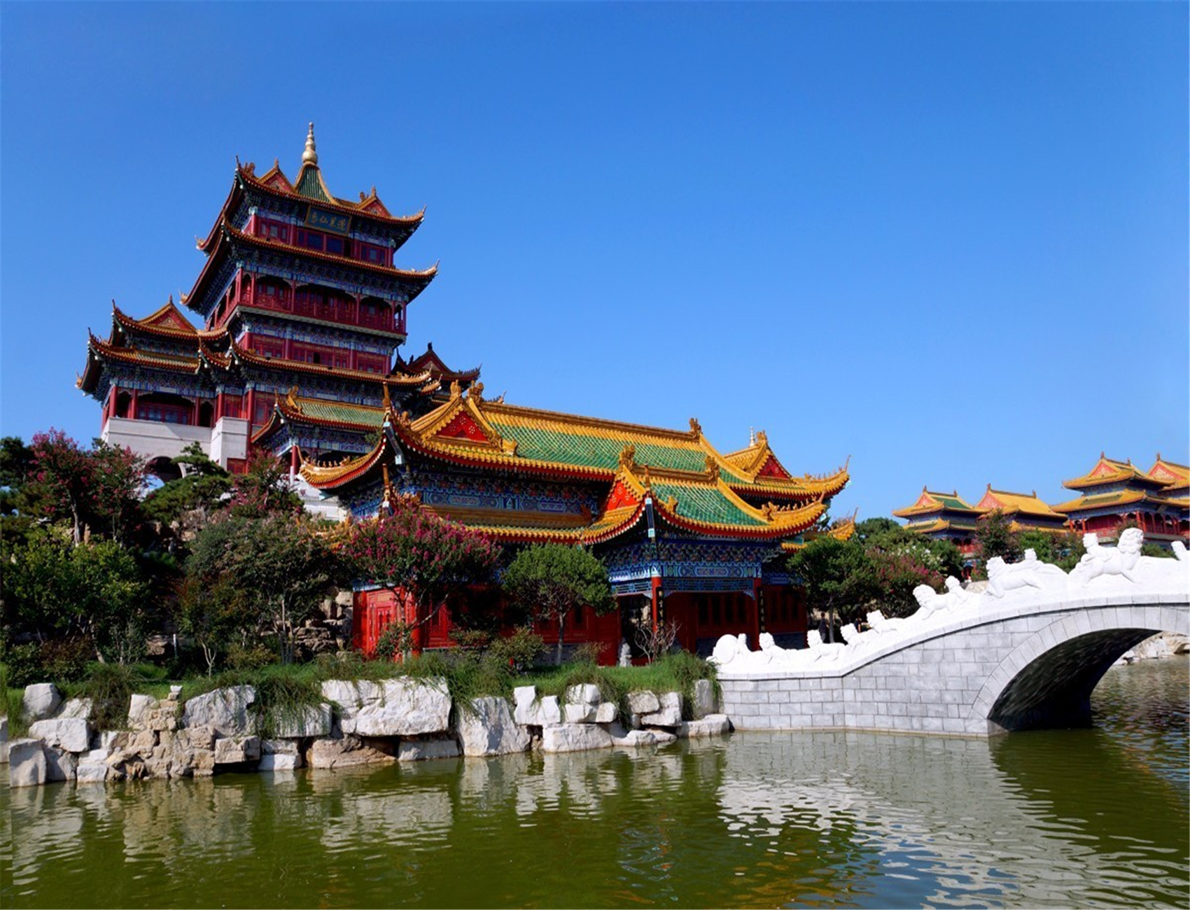  p>八仙过海景区又名八仙渡,八仙过海口,坐落在山东蓬莱市北黄海之滨