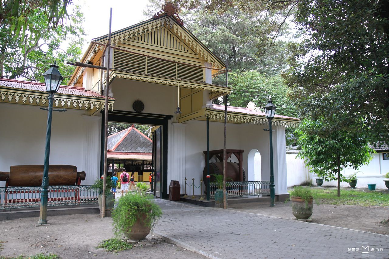 这是一座已有近250年历史的故宫,位于日惹市中心,建成于1756年,是由