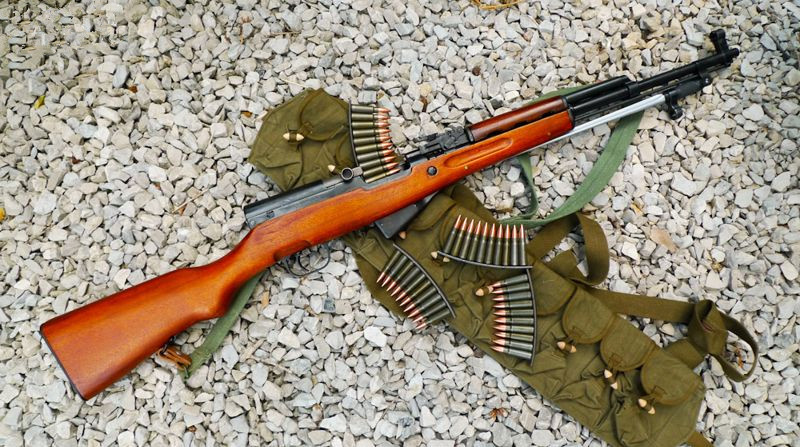  p>半自动步枪是一种子弹自动装填上膛的步枪.也称为自动装弹步枪.