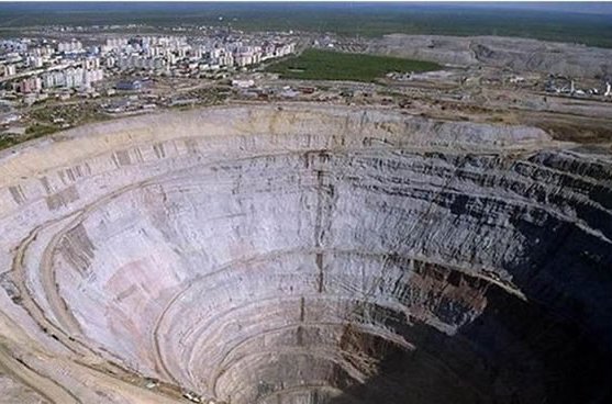  p>珀匹盖陨石坑,是一个陨石坠落出的天坑,其历史超过3500万年,直径