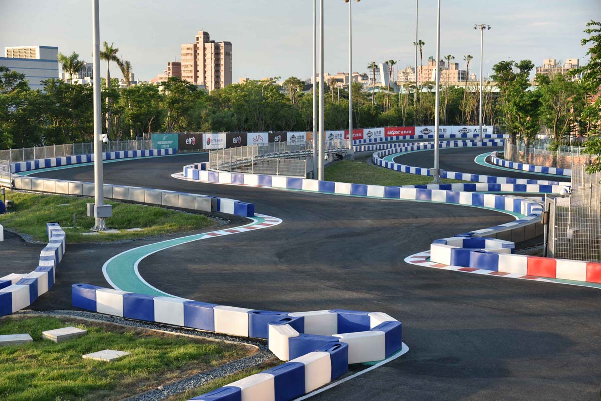  p>赛道处于大阪和名古屋之间,在东京的西南面,铃鹿赛车场自从1987年