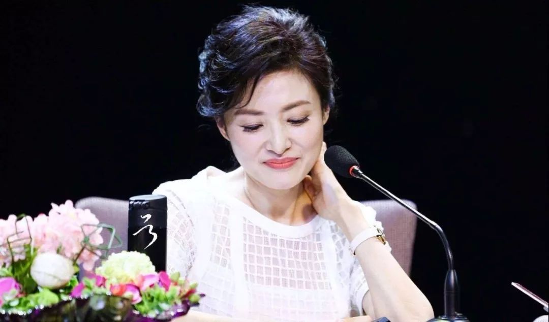 主持春晚16年，连董卿都甘拜下风，52岁惊艳全场： 她到底凭什么_百科TA说