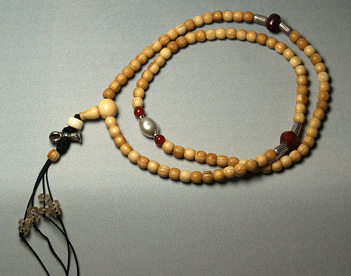  p>佛珠是佛教徒用以念诵记数的随身 a target="_blank" href="/item