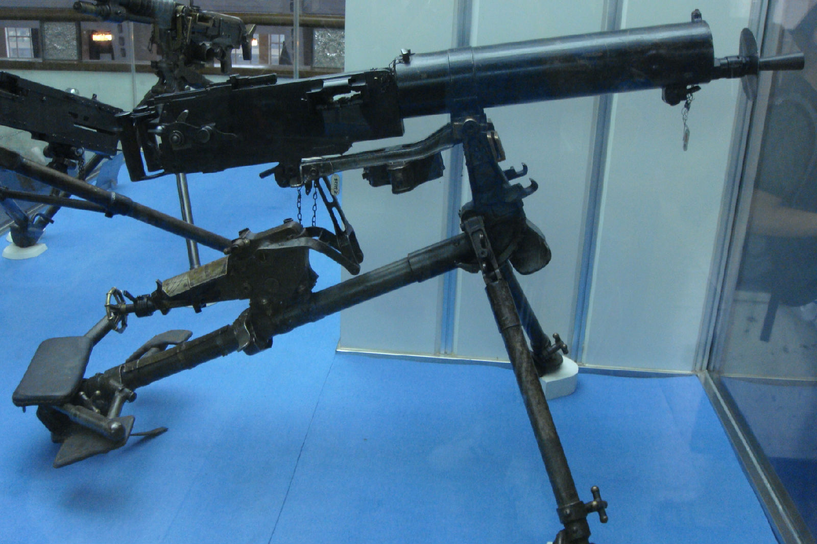  p>重机枪被美,英等国称为"中型机枪",是装配有固定枪架,能长时间连续