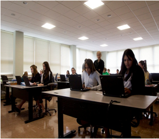 " data-lemmaid="257687">天主教会 /a>私立男女合校,是大学预备高