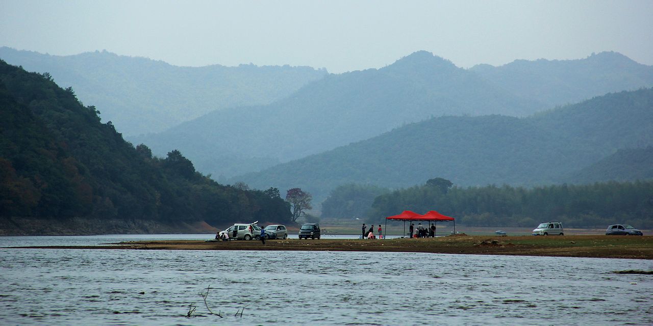  p>玉田湖风景区位于景德镇东南的浮梁县湘湖镇玉田村.