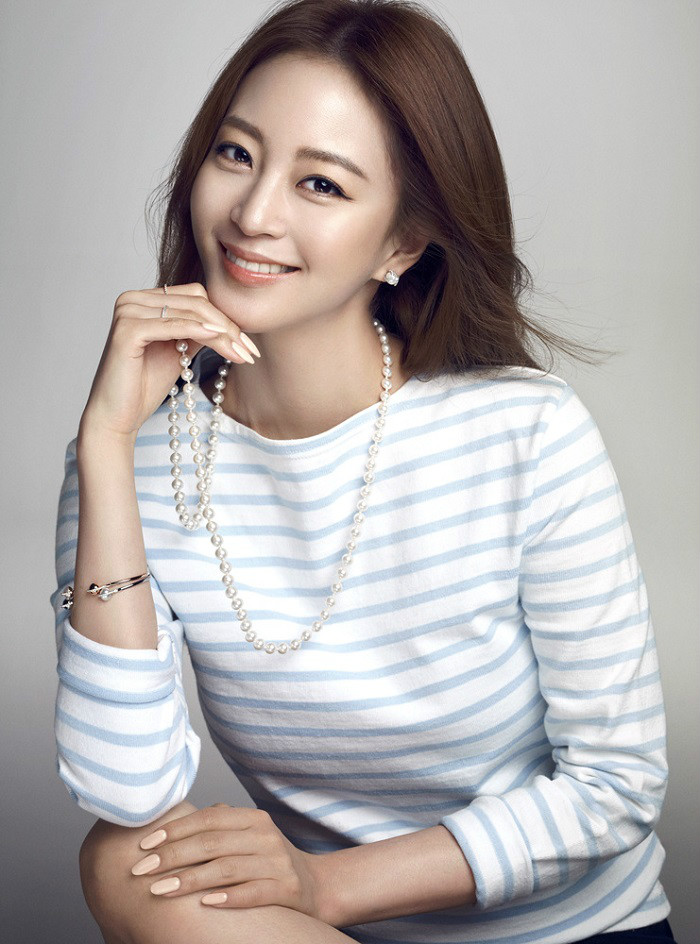 1981年9月18日出生于美国加利福尼亚州洛杉矶,韩国女演员.