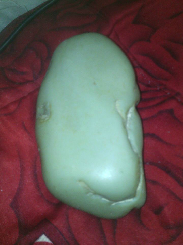  p>石英岩玉是由粒状石英集合体组成的致密块体,石英含量在90%以上