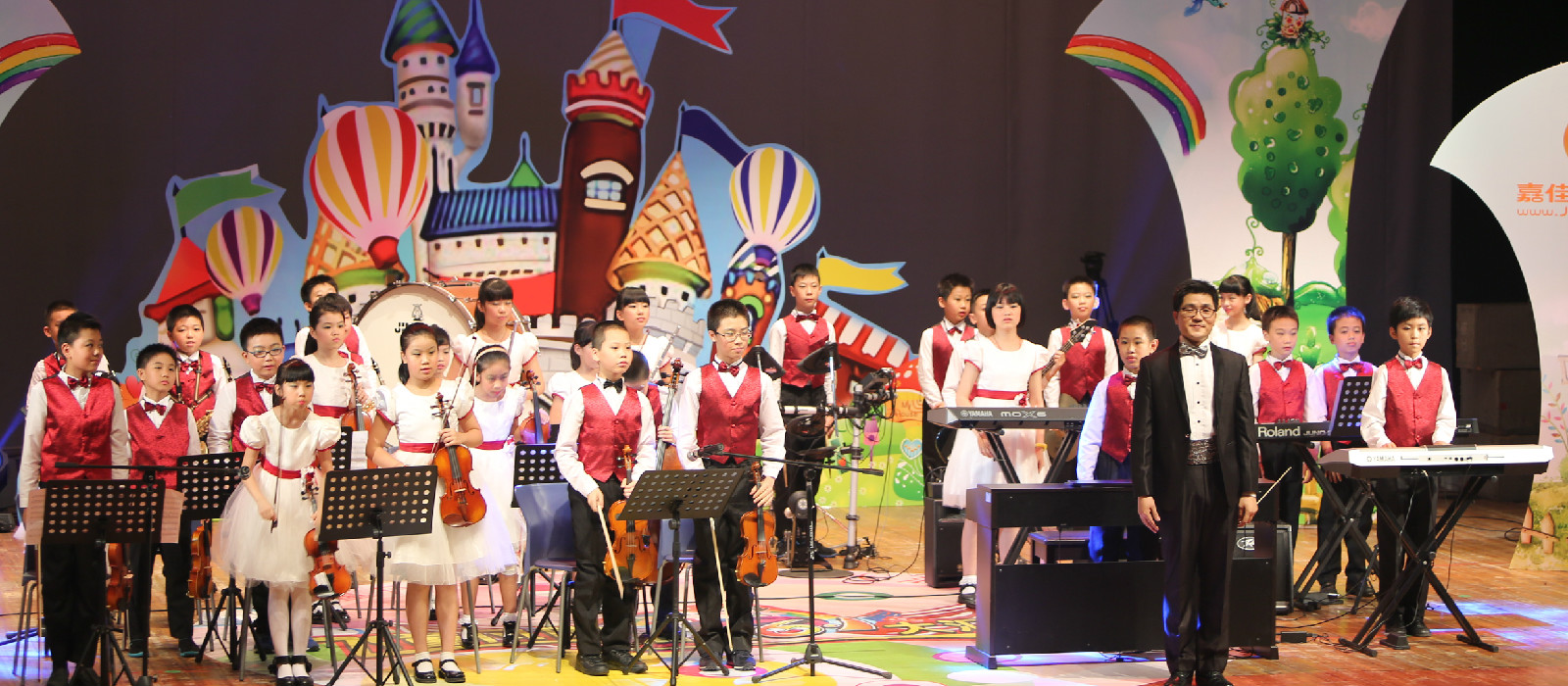 ">华阳小学现代乐团是我国唯一交响化的,声部最丰富的小学电声乐团
