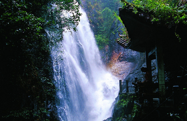  p data-id="gnwkejqqd0">龙门飞瀑是峨眉山一胜景.