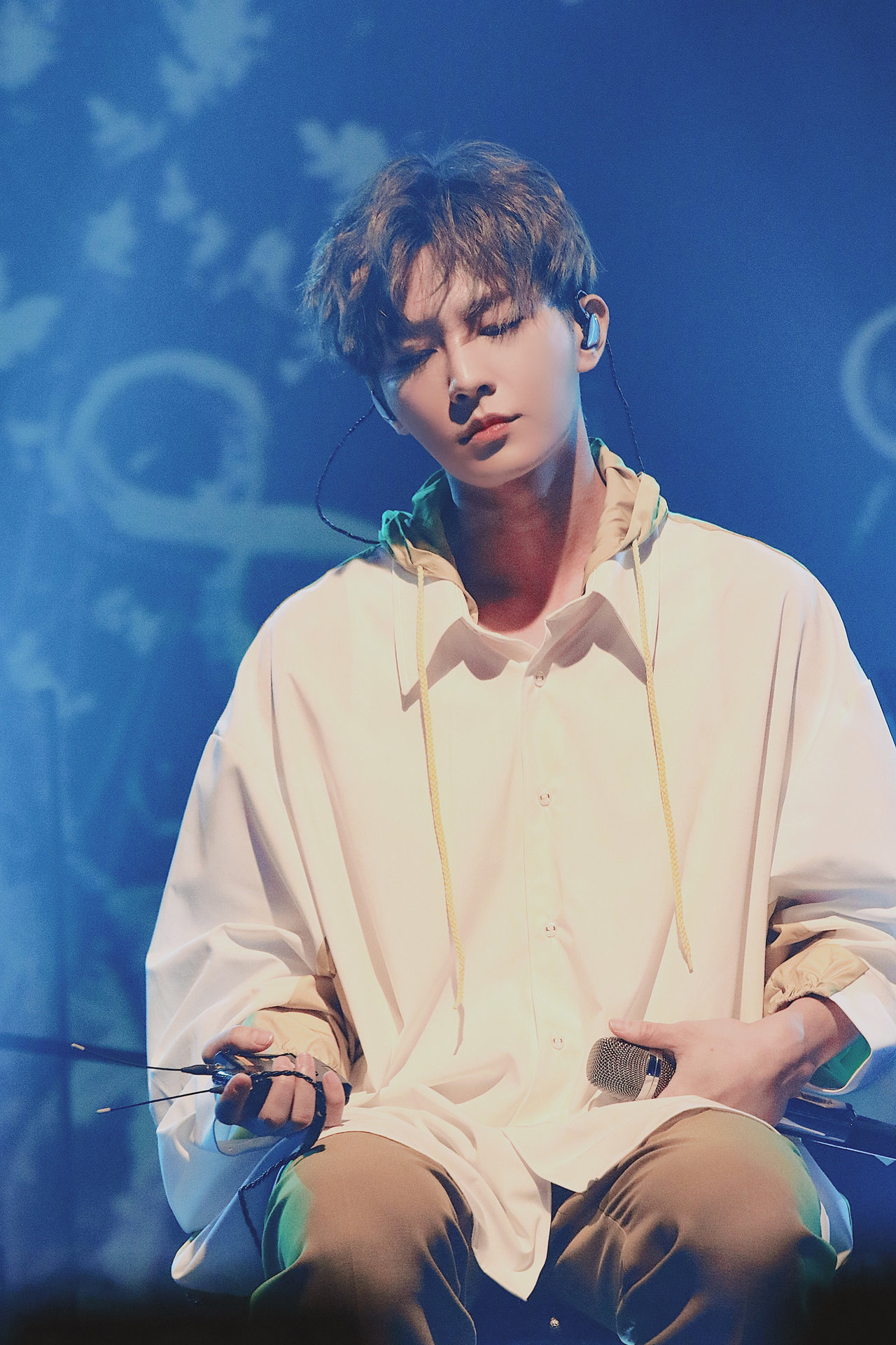  p>炎亚纶(aaron),本名吴庚霖,1985年11月20日出生于台湾省台北市