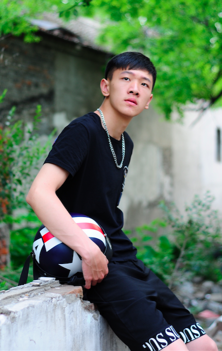 id="go12z7737n">张琛,1999年11月27日出生于北京,中国内地男演员