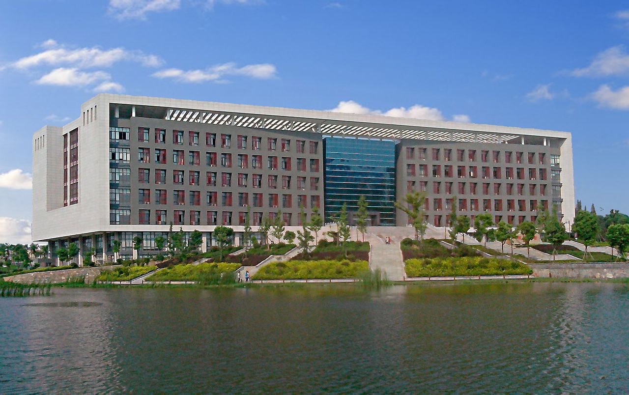  p>安徽工业大学图书馆亦称振华图书馆,是在马鞍山钢铁工业学校图书室