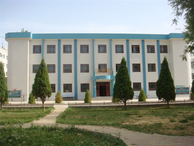  p>和田市第五中学,简称和田五中,始建于1971年,学校位于中华人民共和