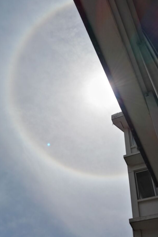  p>毛卷层云是一种的云层景象,是指丝缕状结构明显的卷层云.