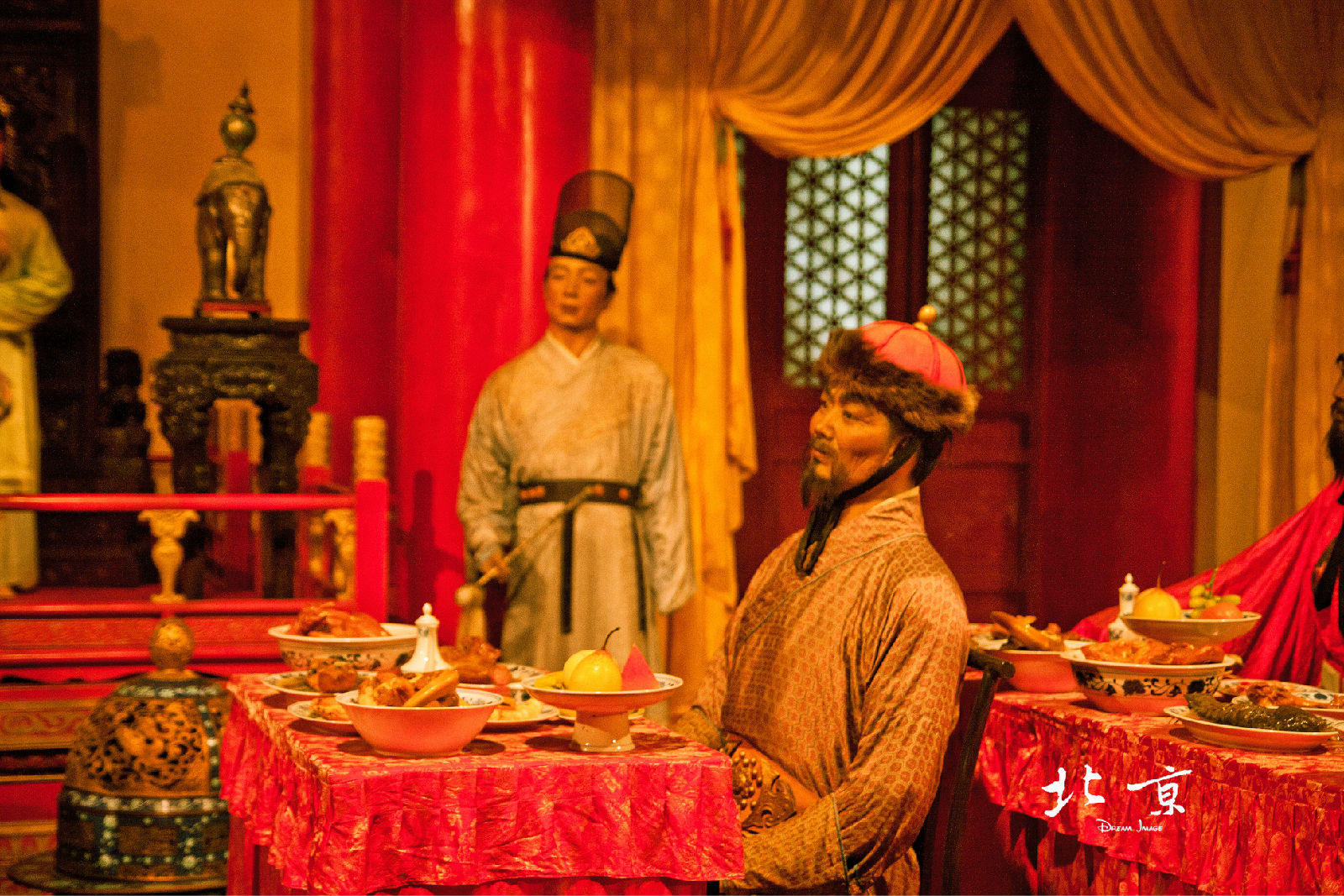 蜡像宫(简称明皇宫)于1994年8月开业,是展示中国明朝历史的大型人文