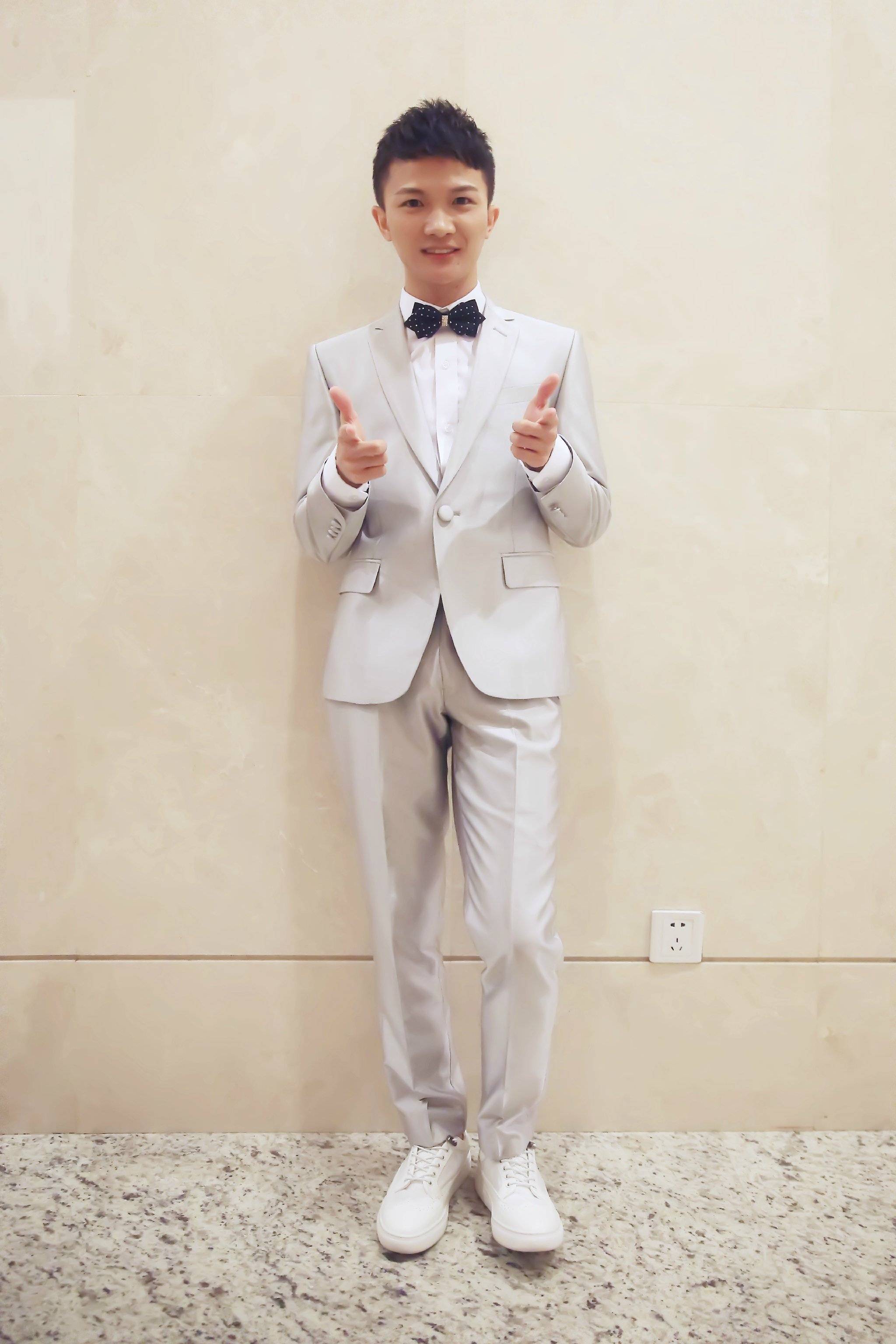  p>周深,1992年9月29日出生于湖南邵阳,长于贵州贵阳,中国内地男歌手