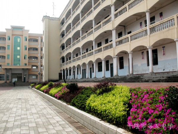 5 high school),简称"南昌五中",是南昌市教育局主管的民办公助类