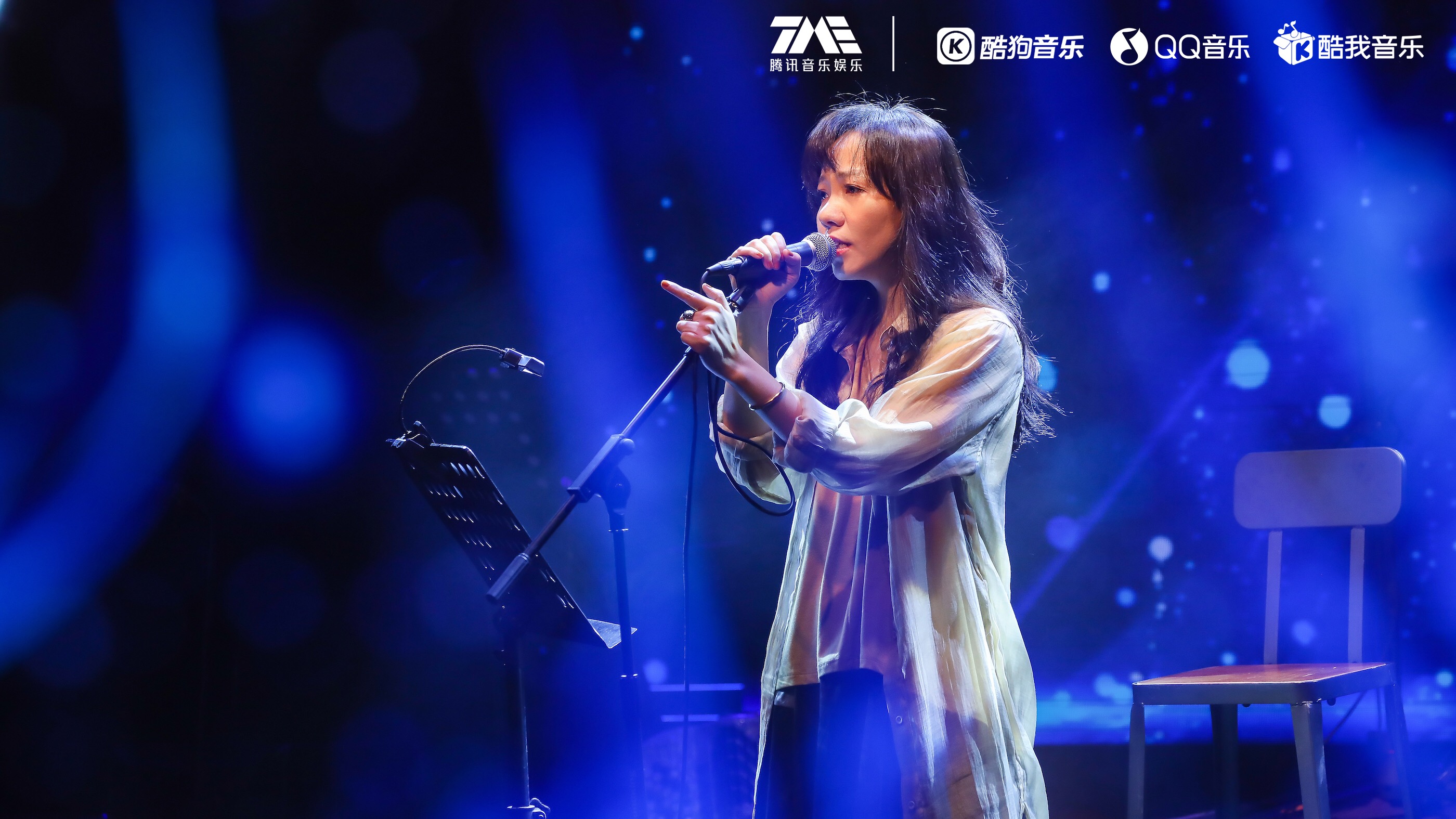 曹方音乐会：地球星期三的夜晚，穿过茫茫人海遇见她_百科TA说