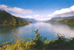  p>雅砻(lóng)江是金沙江的最大支流,又名若水,打冲江,小金沙江,藏语