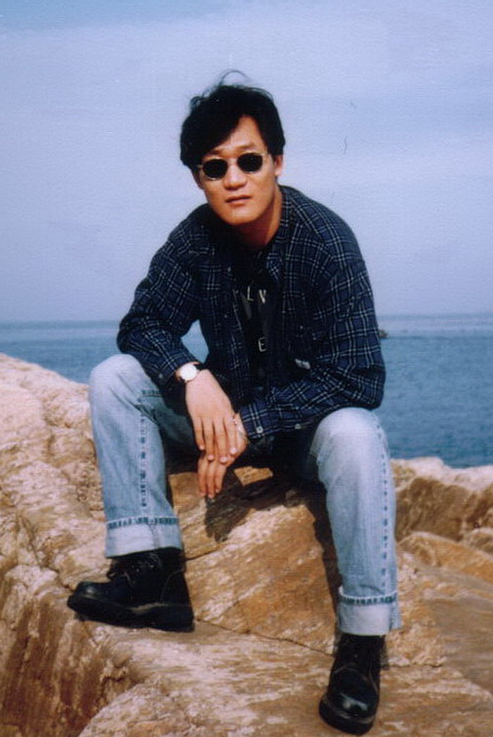 谢东,1963年1月20日出生于北京市,毕业于北京电影学院,中国内地男歌手