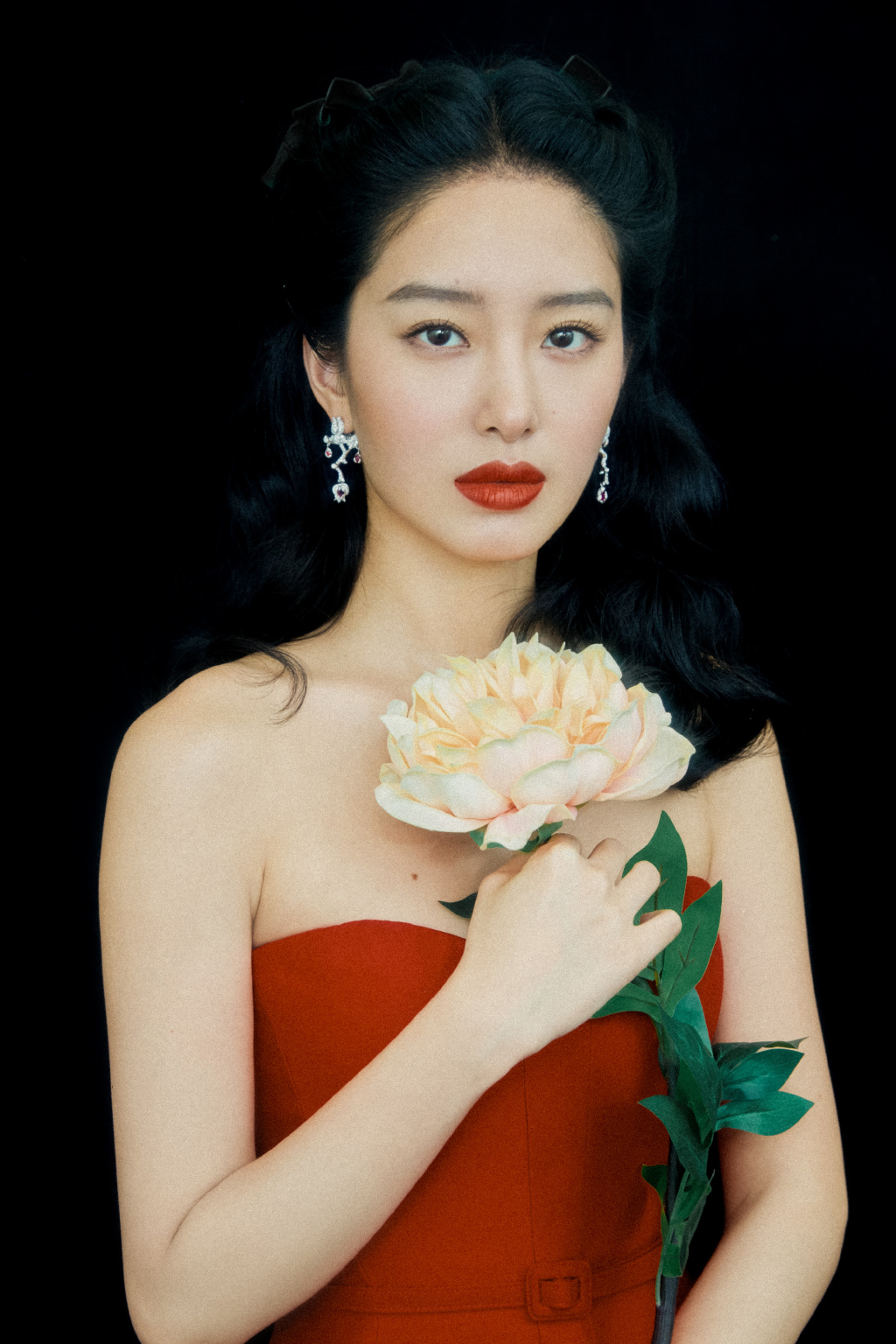 data-id="go6bf0m5j8">杨采钰,1992年9月28日出生于湖北省武汉市,中国