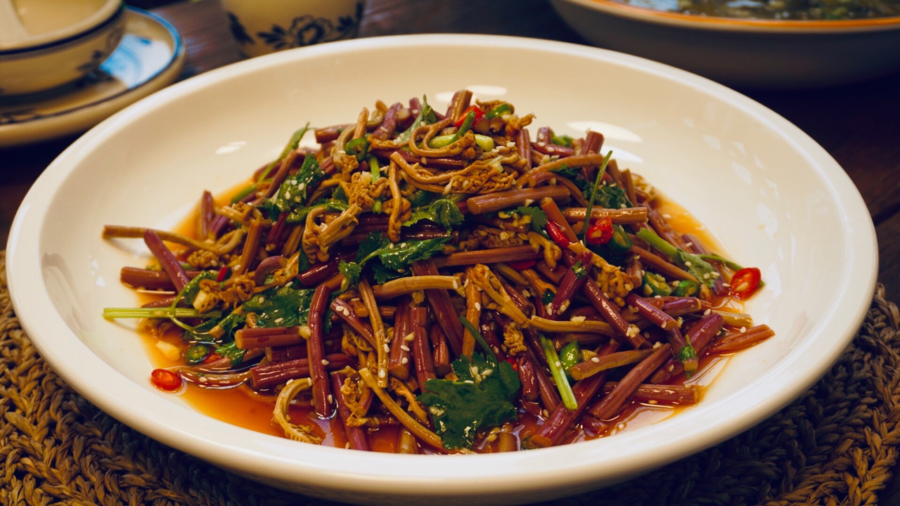  p>凉拌蕨菜是一道以蕨菜为主料的菜品. /p>