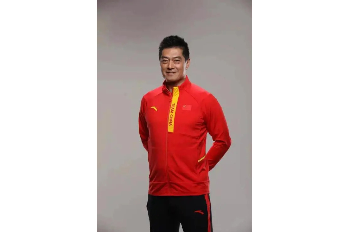 山东青岛人,中国前男子举重运动员,中国国家男子举重队总教练