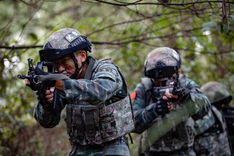  p>特种警察,简称特警,又称swat,特警是指隶属于非军事部门的,以反恐