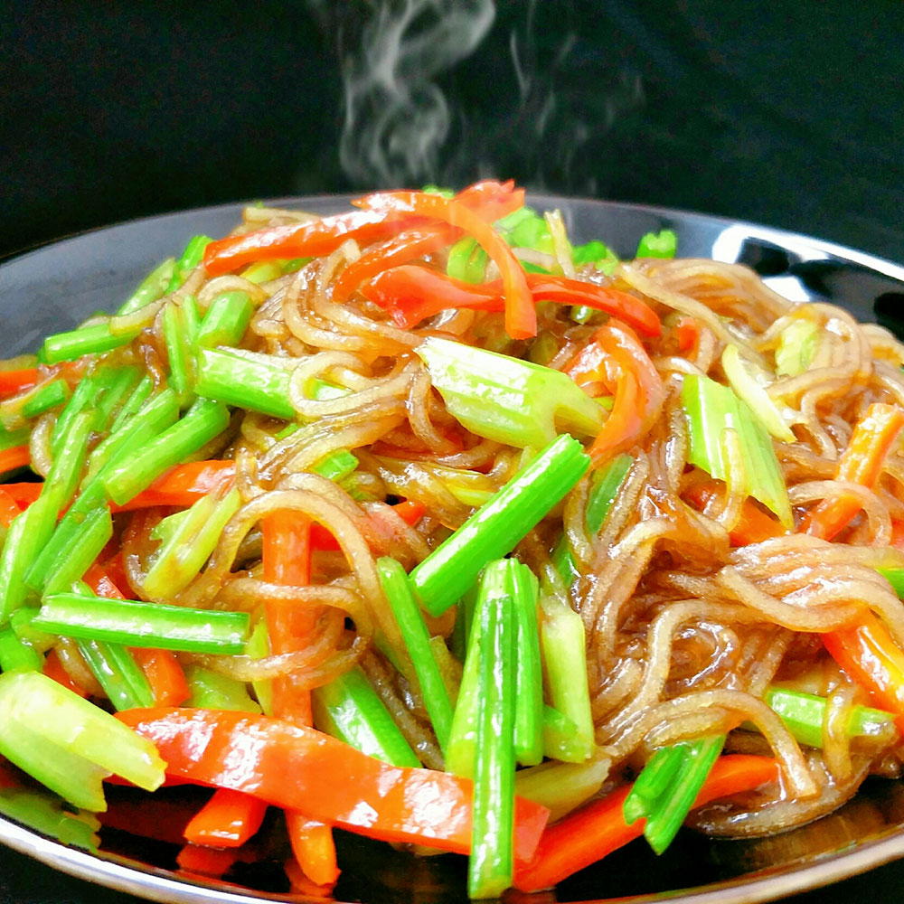  p>香芹炒粉是一道美食,主要原料为芹菜,粉条,火腿肠,调料为盐,醋