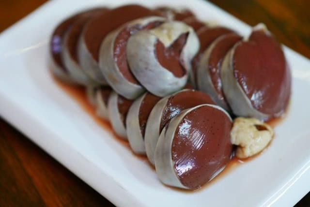  p>血肠是北方人的传统食品,宰猪(羊)时,用大盆装些 a target="_blank